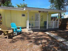 Seahorse - Tiny Home 1.2 Mi, 2 Beach Kitchen W & D Queen Bed